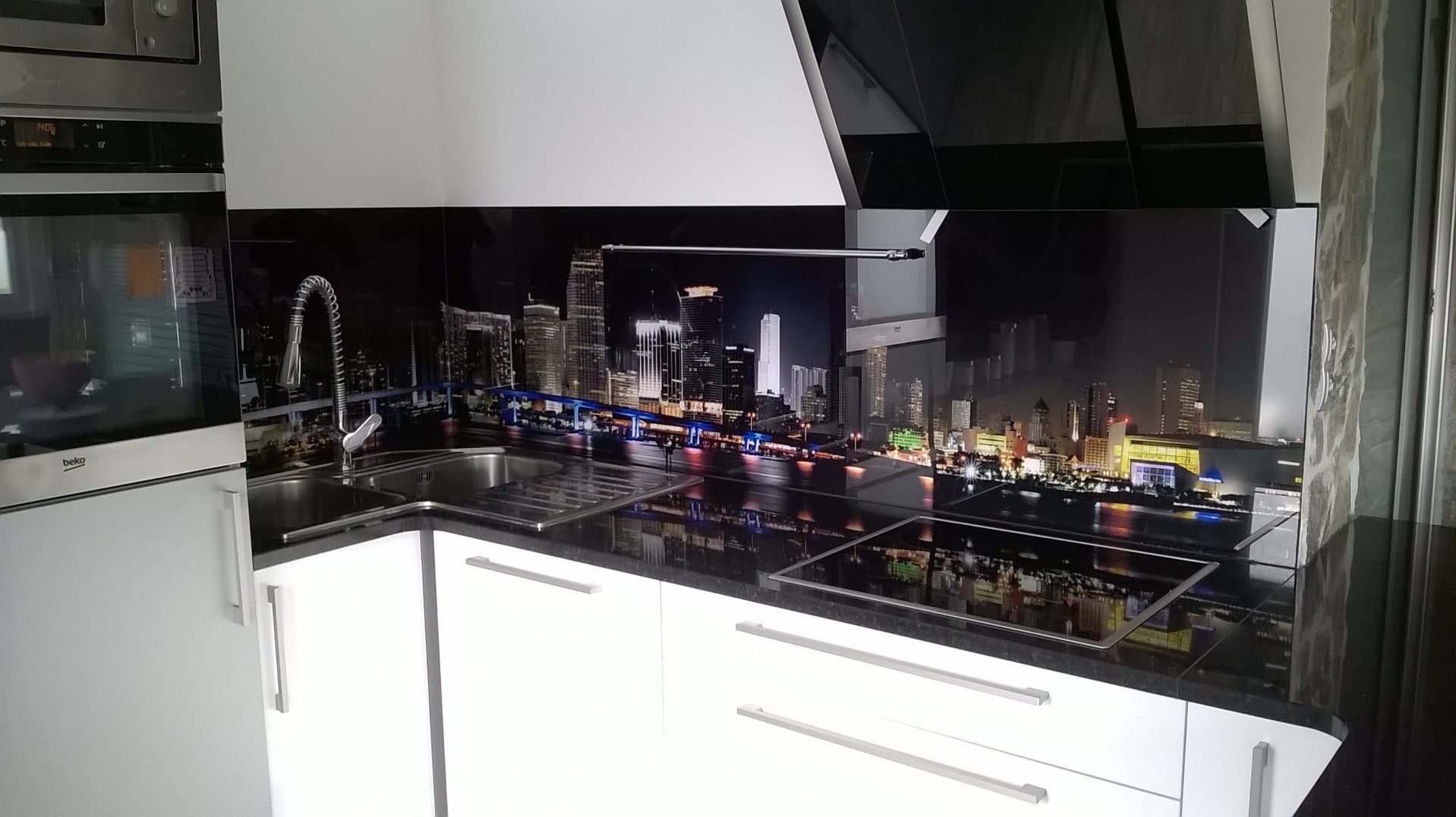 Steklena kuhinjska obloga